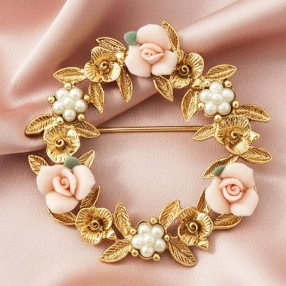 Vintage Gold Tone Pink‎ Porcelain Rose Faux Pearl Wreath Brooch Floral Pin Co